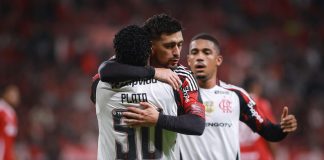 Gonzalo Plata e Arrascaeta se abraçam e comemoram mais um gol do Flamengo contra o Internacional