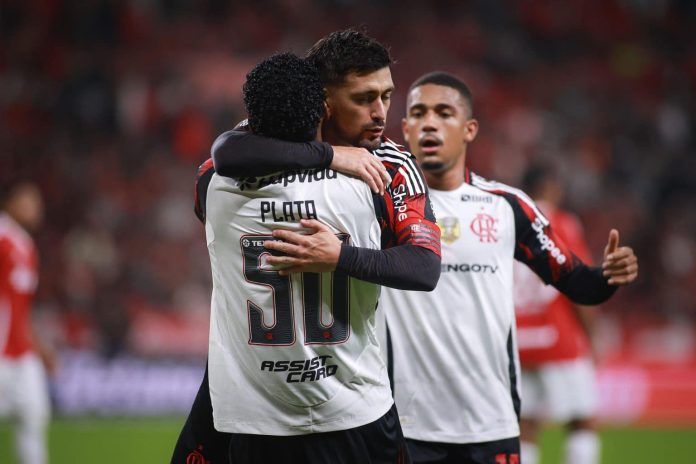 Gonzalo Plata e Arrascaeta se abraçam e comemoram mais um gol do Flamengo contra o Internacional