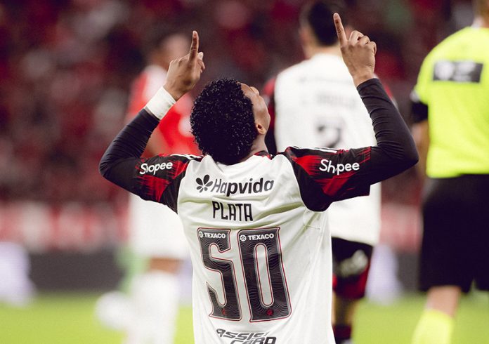 Gonzalo Plata marca o 3º gol do Flamengo sobre o Internacional