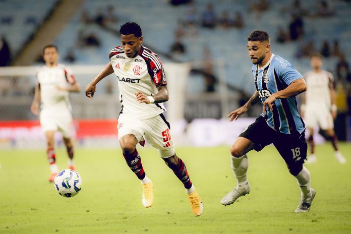 Gonzalo Plata em campo pelo Flamengo na vitória sobre o Grêmio em Porto Alegre