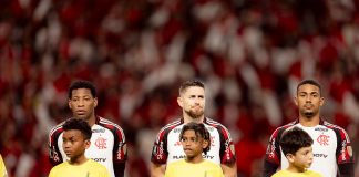 Gonzalo Plata, Jorginho e Samuel Lino antes da bola rolar para Flamengo x Internacional pela Libertadores - FOTO: Adriano Fontes / Flamengo