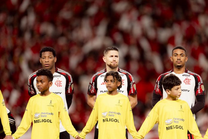 Gonzalo Plata, Jorginho e Samuel Lino antes da bola rolar para Flamengo x Internacional pela Libertadores - FOTO: Adriano Fontes / Flamengo