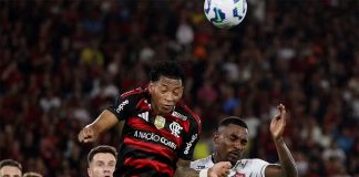 Gonzalo Plata em campo pelo Flamengo na goleada sobre o Vitória