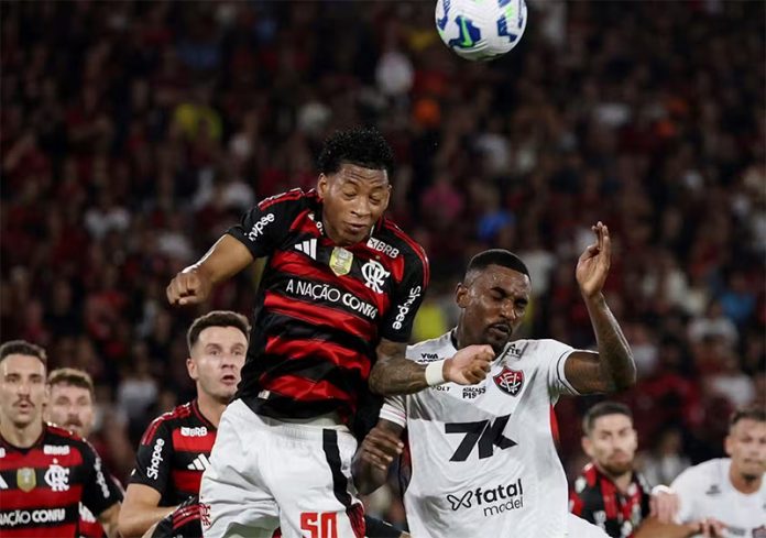 Gonzalo Plata em campo pelo Flamengo na goleada sobre o Vitória