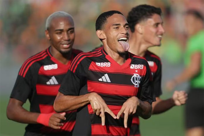 Gusttavo Sousa comemora gol pelo Flamengo sub-20