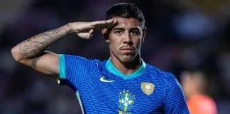 Iago comemora gol com a camisa da Seleção Brasileira