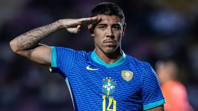 Iago comemora gol com a camisa da Seleção Brasileira
