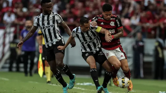 João Gomes em campo pelo Flamengo contra o Ceará
