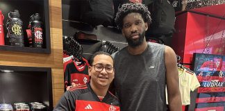Joel Embiid, astro da NBA, posa com vendedor em loja do Flamengo em Cabo-Frio-RJ