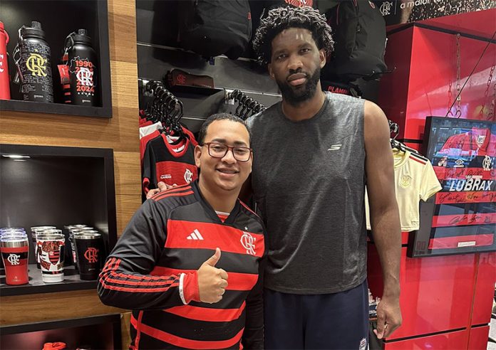 Joel Embiid, astro da NBA, posa com vendedor em loja do Flamengo em Cabo-Frio-RJ