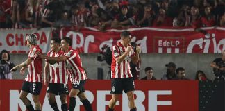 Jogadores do Estudiantes de la Plata comemoram gol