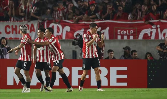 Jogadores do Estudiantes de la Plata comemoram gol