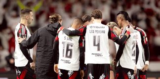 Jogadores e o técnico Filipe Luís em campo no jogo entre Flamengo x Internacional pela Libertadores - FOTO: Adriano Fontes / Flamengo