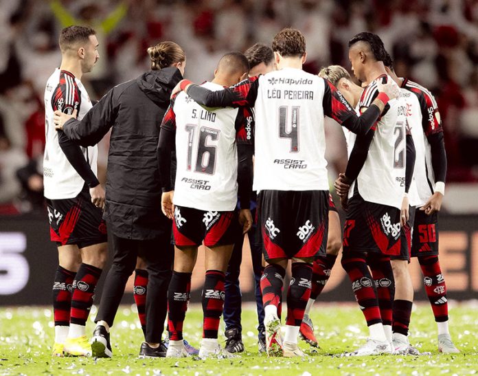 Jogadores e o técnico Filipe Luís em campo no jogo entre Flamengo x Internacional pela Libertadores - FOTO: Adriano Fontes / Flamengo
