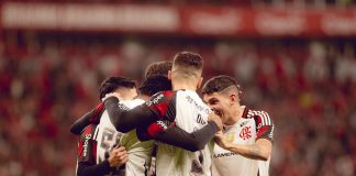Jogadores comemoram gol do Flamengo na vitória sobre o Internacional