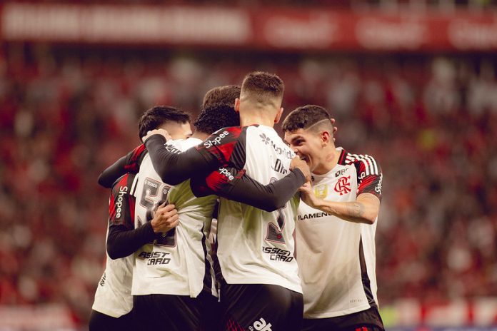 Jogadores comemoram gol do Flamengo na vitória sobre o Internacional