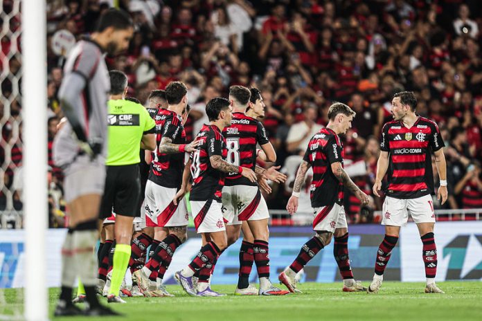 Jogadores comemoram mais um gol do Flamengo sobre o Vitória - FOTO: Gilvan de Souza