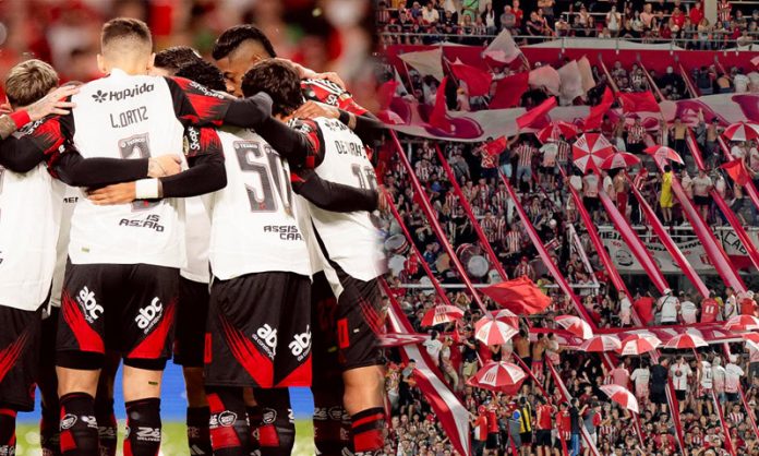 Jogadores do Flamengo e a torcida do Estudiantes