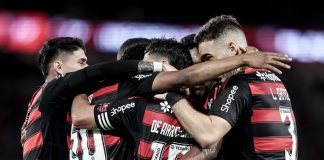 Jogadores comemoram gol do Flamengo contra o Mirassol