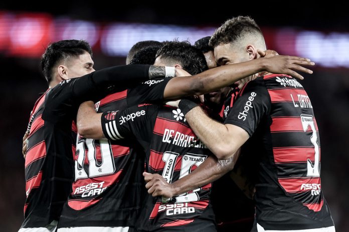 Jogadores comemoram gol do Flamengo contra o Mirassol