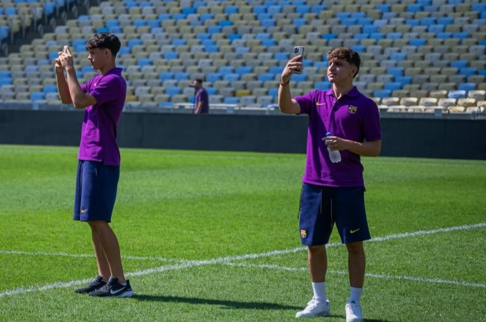 Jogadores sub-20 do Barcelona, conhecendo o Estádio do Maracanã