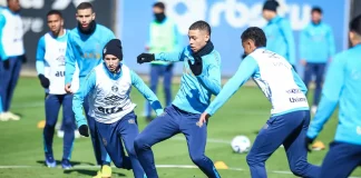 Jogadores em treino do Grêmio