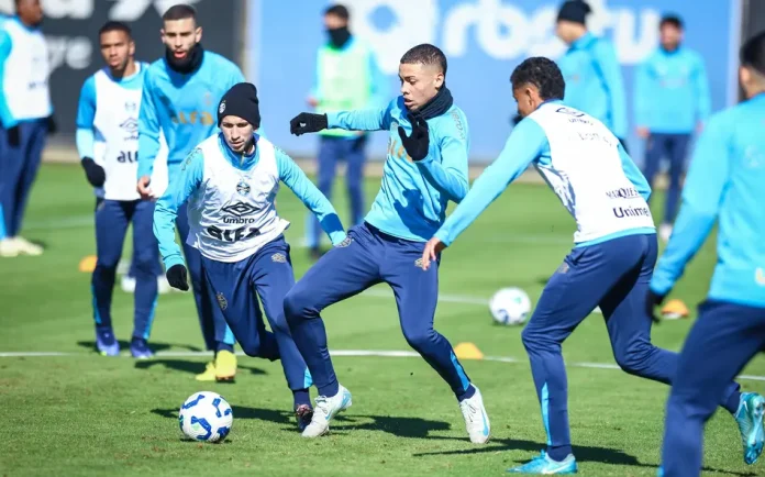 Jogadores em treino do Grêmio