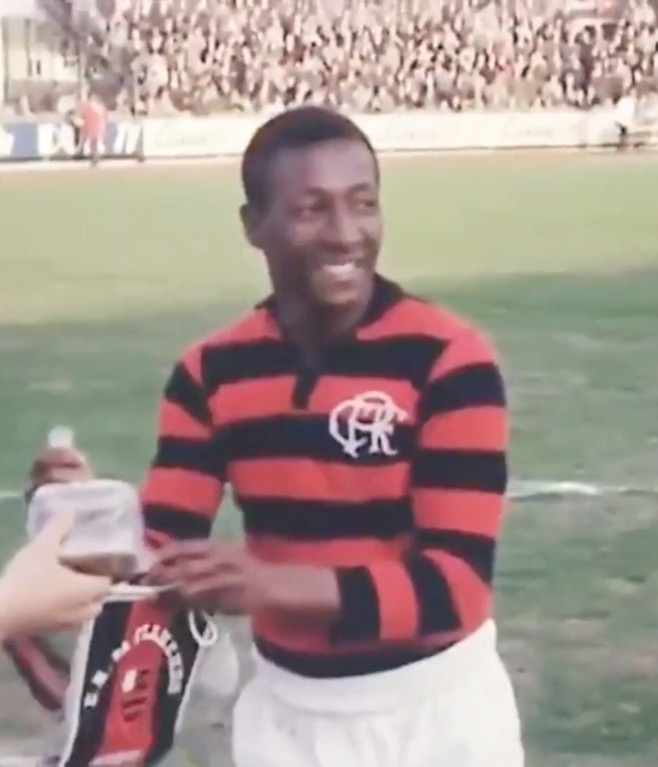 O grande lateral esquerdo Jordan, antes do empate sem gols com o Norrkoping da Suécia no dia 12 de maio de 1963