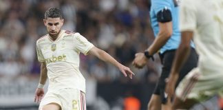 Jorginho em campo no empate do Flamengo com o Ceará - FOTO: GILVAN DE SOUZA/Flamengo