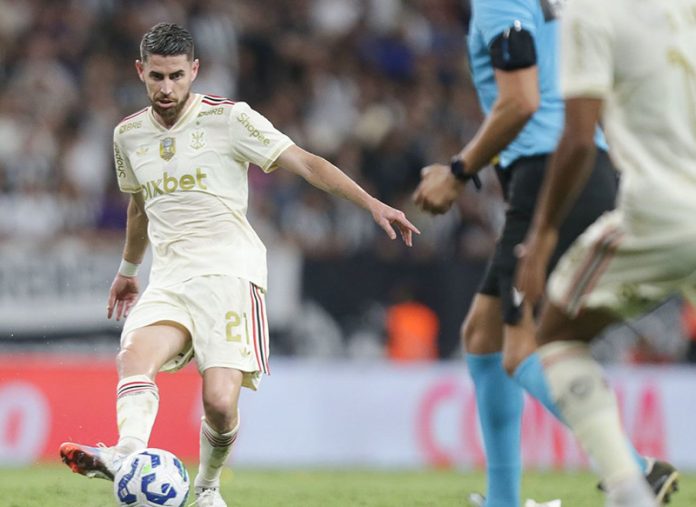 Jorginho em campo no empate do Flamengo com o Ceará - FOTO: GILVAN DE SOUZA/Flamengo