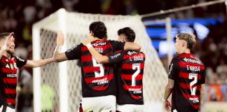 Jorginho, Pedro, Luiz Araújo e Varela comemoram mais um gol na goleada do Flamengo sobre o Vitória - FOTO: Adriano Fontes / Flamengo
