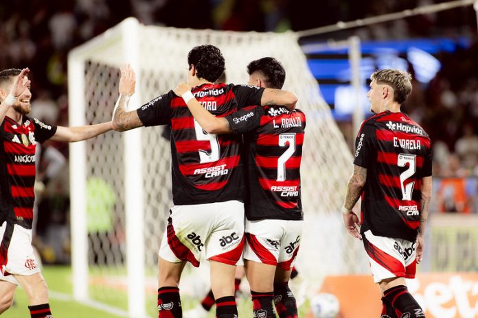 Jorginho-Pedro-Luiz-Araujo-Varela-Flamengo-8-0-Vitoria-250825-Foto-Adriano-Fontes Jorginho, Pedro, Luiz Araújo e Varela comemoram mais um gol na goleada do Flamengo sobre o Vitória - FOTO: Adriano Fontes / Flamengo
