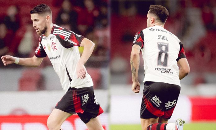 Jorginho e Saúl em campo na vitória do Flamengo sobre o Internacional - FOTO: Adriano Fontes / Flamengo