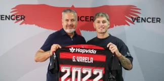 Jose Boto e Varela com a camisa da renovação de contrato do lateral até 2027