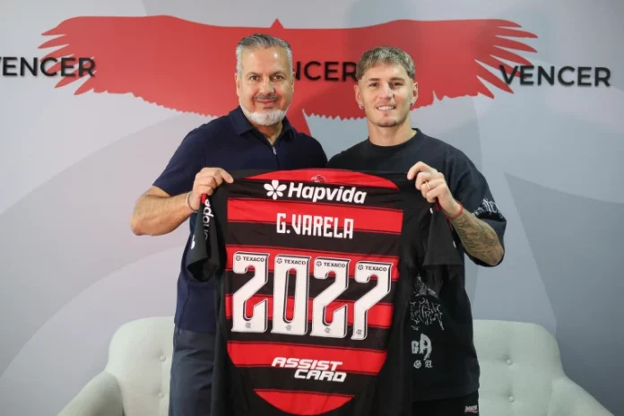 Jose Boto e Varela com a camisa da renovação de contrato do lateral até 2027