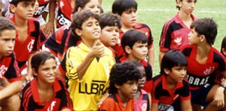 Léo Moura criança mascote antes do jogo Flamengo x Sport no Maracanã em 1988