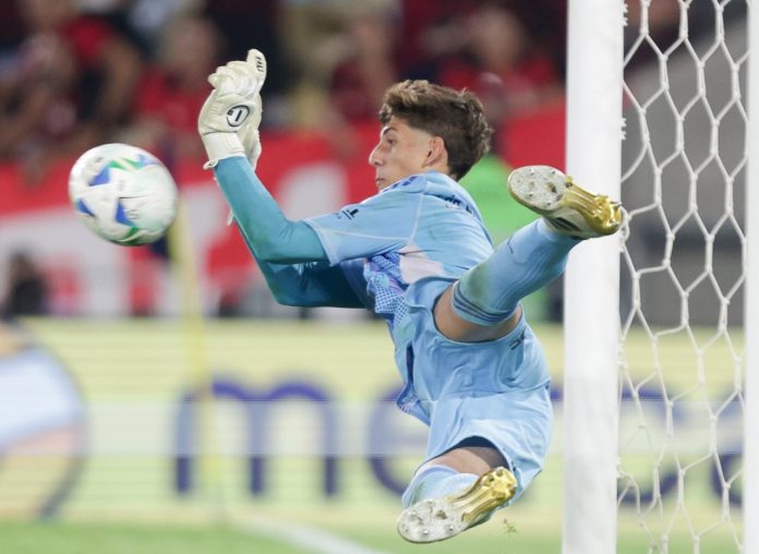 Léo Nanetti defende cobrança de pênalti no Mundial sub-20 contra o Barcelona