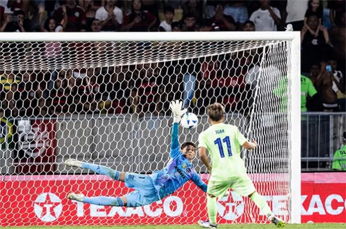 Léo Nanetti defende cobrança de pênalti no Mundial sub-20 contra o Barcelona