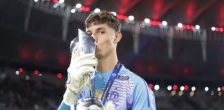 Léo Nanetti com a Taça do Mundial sub-20 do Flamengo 2025