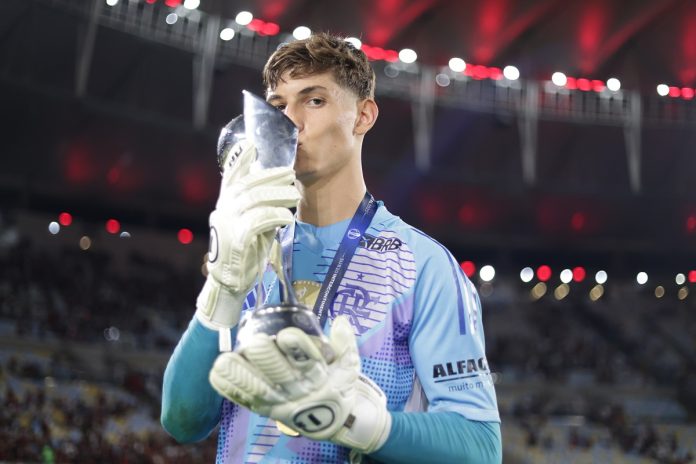 Léo Nanetti com a Taça do Mundial sub-20 do Flamengo 2025
