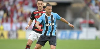 Léo Ortiz em campo pelo Flamengo contra o Grêmio