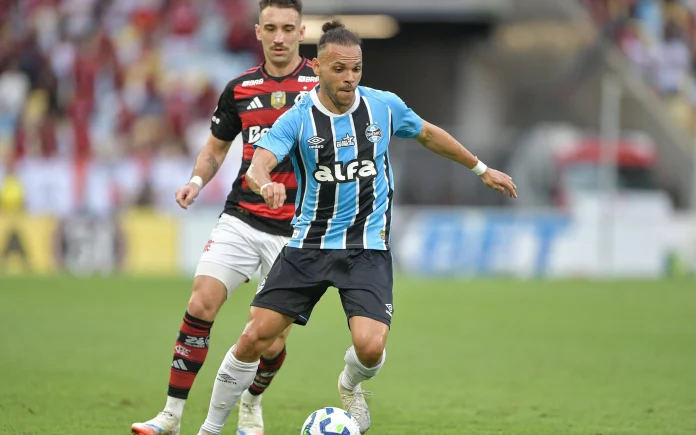 Léo Ortiz em campo pelo Flamengo contra o Grêmio
