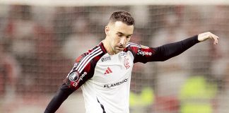 Léo Ortiz em campo pelo Flamengo contra o Internacional - FOTO: Adriano Fonte / Flamengo