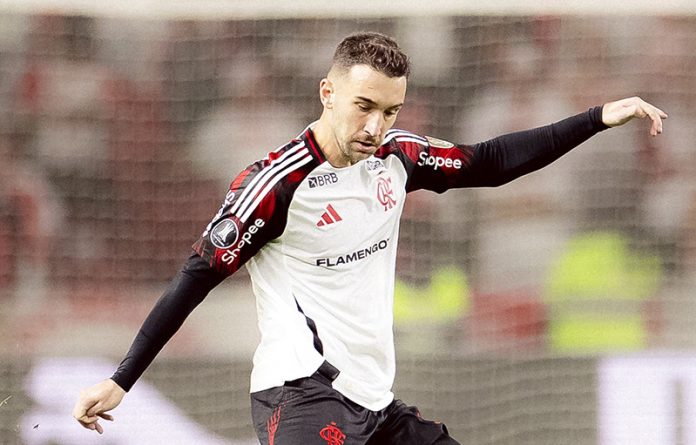 Léo Ortiz em campo pelo Flamengo contra o Internacional - FOTO: Adriano Fonte / Flamengo