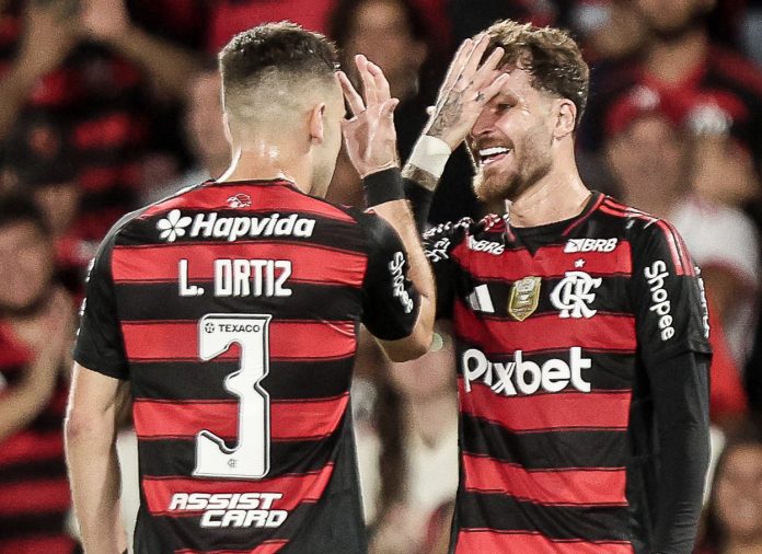 Léo Ortiz e Léo Pereira comemoram gol do Flamengo contra o Mirassol