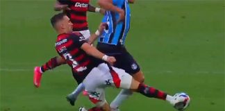 Léo Ortiz vai claramente na bola e leva o cartão amarelo