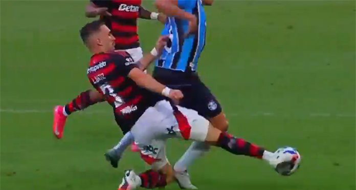 Léo Ortiz vai claramente na bola e leva o cartão amarelo