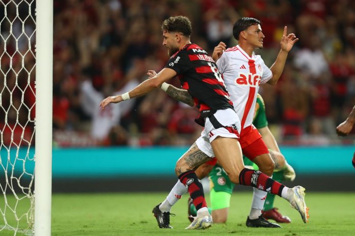 Léo Pereira em campo pelo Flamengo contra o Internacional