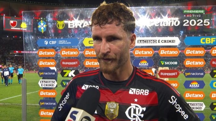Léo Pereira em entrevista no intervalo do jogo contra o Mirassol