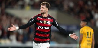 Léo Pereira comemora o primeiro gol do Flamengo